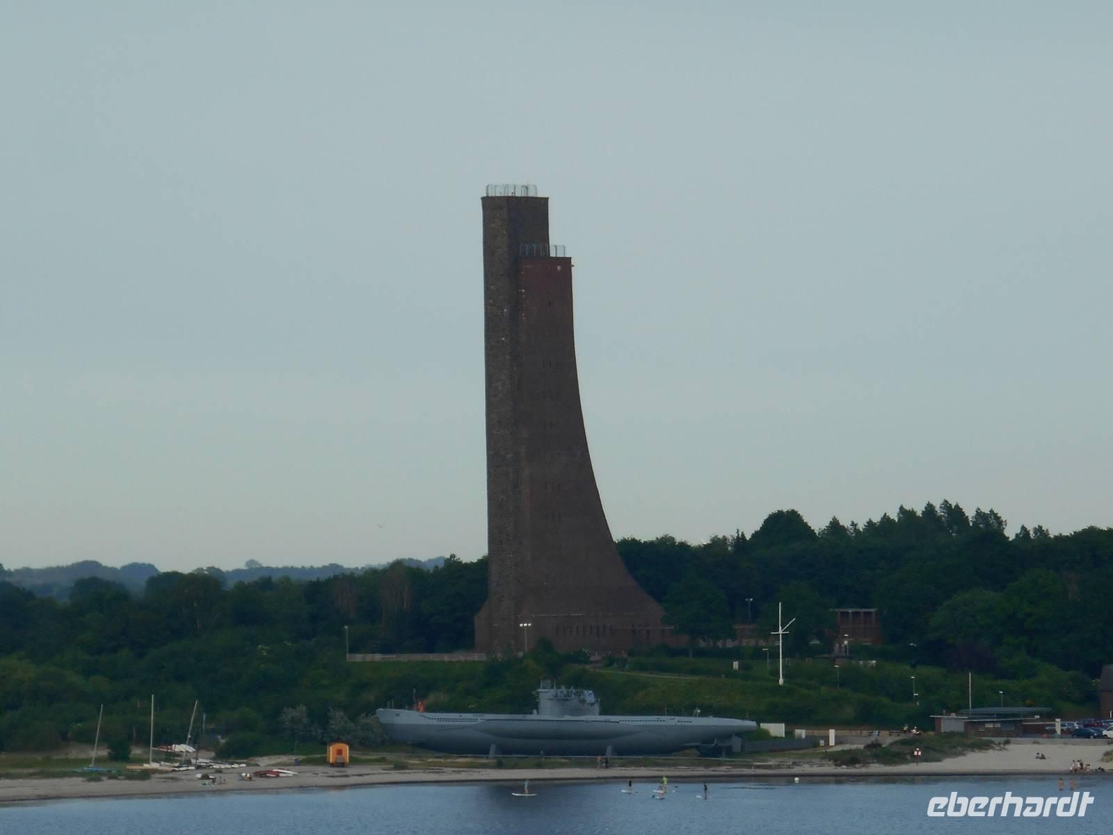 Fahrt durch die Kieler Förde (Marine-Ehrenmal im Ostseebad Laboe)