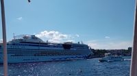 Ein Kreuzfahrtschiff gesichtet während der Schärenkreuzfahrt