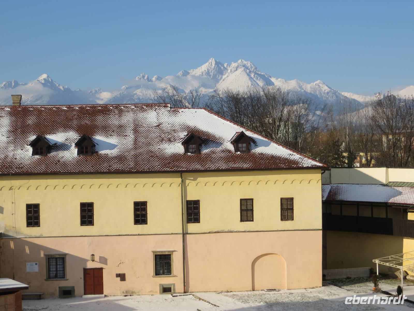 Blick von der Burg Keszmarok in die Hohe Tatra