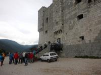 Gruppe besucht Burg Nehaj