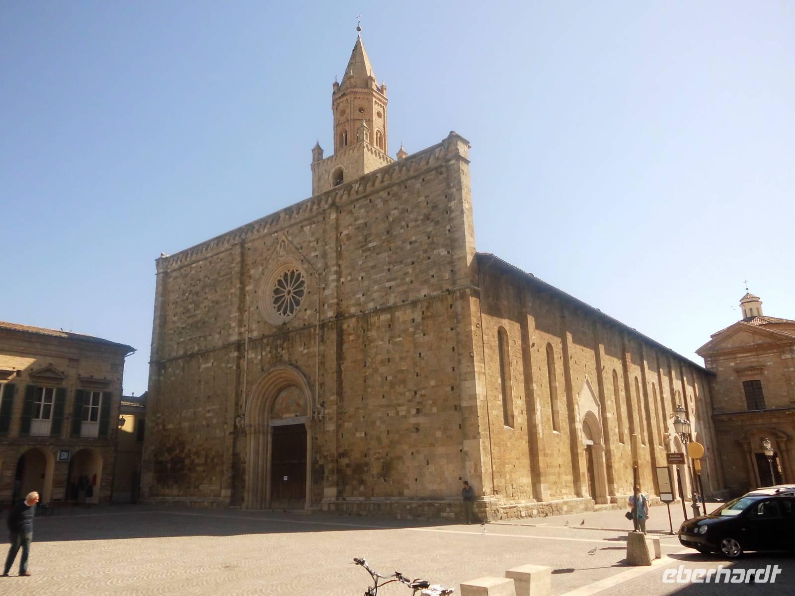 Rechteckfassade am Dom zu Atri