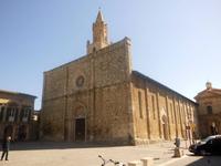 Rechteckfassade am Dom zu Atri