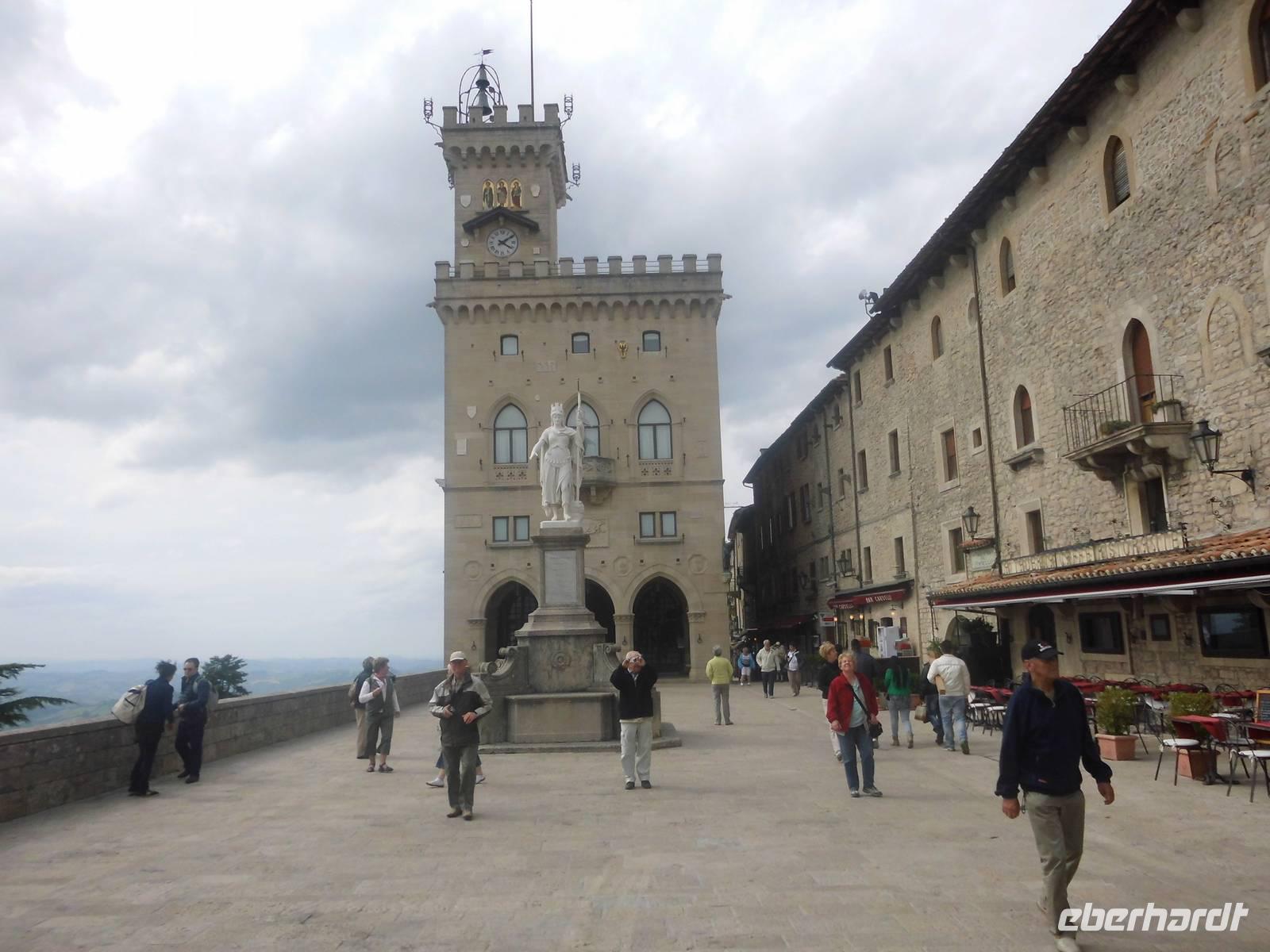 Freiheitsplatz und Gouverneurspalast in San Marino