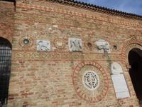 Friese an der Fassade der Abtei Pomposa