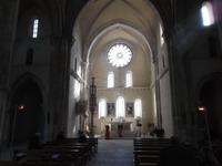 Kirchenschiff und gotischer Tabernakel im Kloster Santa Maria Arabona