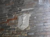 historisches Straßenschild in Urbino