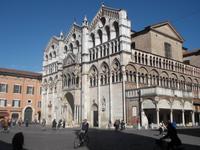 wundervolle Fassade des Doms zu Ferrara