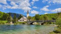 Bohinj - die Steinbrücke und die Kirche von Johannes der Täufer