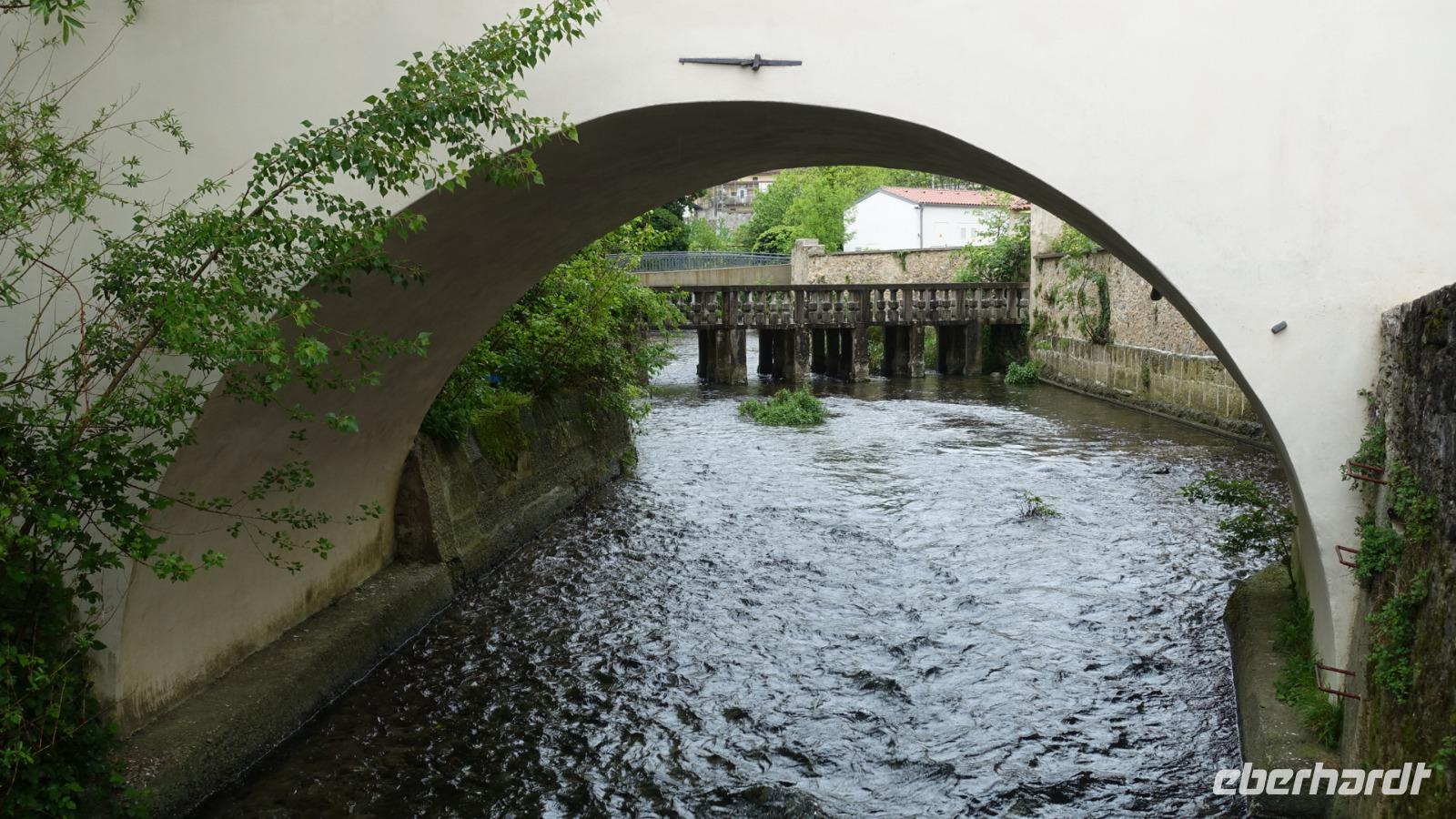 Vipava -eine der vielen Brücken in dem Ortschaft