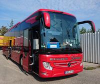 Unser bequemer feuerroter Reisebus