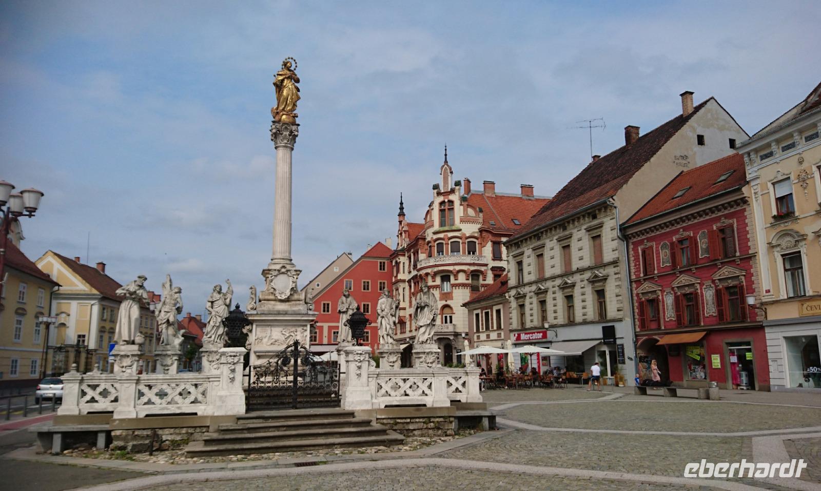 Die Pestsäule auf dem Glavni Trg Platz in Maribor