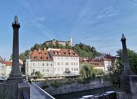 Blick von der Ljubljanica zum Burgberg, Ljubljana