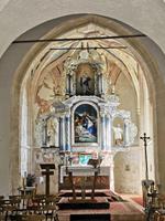 Kleine Kapelle hinter der Dorflinde von Predjamski Grad