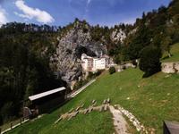 Das Tal vor der Höhlenburg Predjama