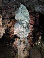 Stalaktiten und Stalakniten formen wundersame Kreationen, Postojna Höhle