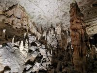 Mal ganz weißes Gestein und rote Türme scheinen sich zu vermischen, Postojna Höhle