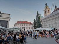 In Ljubljana ist Street food-Festival und Leben, als ob Corona nonexistent wäre