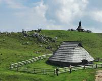 Ovale Preskarjeva bajta, die slowenischen Hirtenhütten, Velika Planina