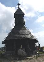 Selbst die Kirche hat den gleichen Baustil wie die Hütten und wurde nach Entwürfen des Architekten Plecnik gebaut