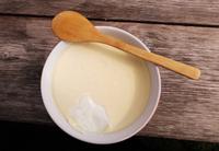 Dickmilch, hier wird sie mit Buchweizengrieß, Speck und Zwiebeln serviert, ein Genuß