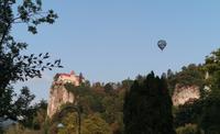 Ballon am Morgen über der Burg von Bled