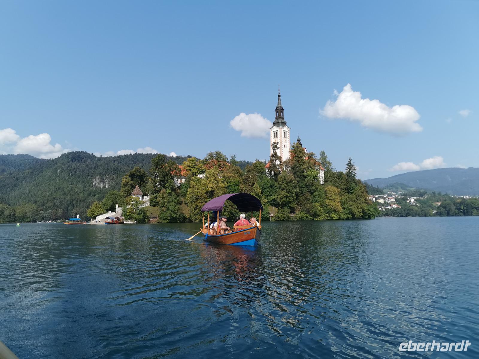 Pletna Boot vor der Insel mit der Marienkirche im Bleder See