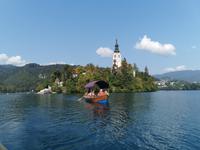 Pletna Boot vor der Insel mit der Marienkirche im Bleder See