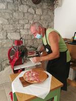 Prsut, der luftgetrocknete Schinken, im Karst