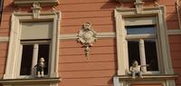2 lustige Figuren in den Fenstern von Maribor