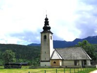 Unser Bus neben der St. Pauls Kirche (Cerkev s. Pavla) in Stara Fuzina