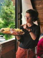 Die Chefin der Käserei ist eigentlich Geografin, aber nun Bäuerin