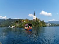 Die Insel vom Bled mit einem Pletnaboot im Vordergrund