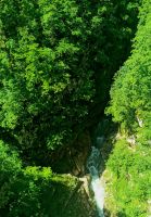 Tief unten in der Schlucht schlängelt sich die Kortnica entlang, bei Festung Kluze