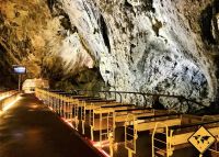 Mit diesem Zug fährt man in die Höhle von Postojna 