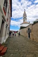 Steil nach oben laufen wir zur Kathedrale des heiligen Georg
