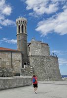 Der Strand von Piran am Piranski svetilnik ist  steinig, aber mit Treppen kann man bequem in die Adria gleiten