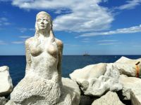 Steinskulptur in Piran am Strand