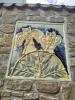 Eulen schmücken ein Haus in Piran