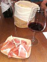 Wir genießen Schinken und Teranwein