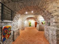 In den Kellergewölben des Schlosses befindet sich heutzutage eine Ausstellung für moderne slowenische Kunst