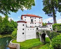 Schloß Sneznik liegt idyllisch mitten im Wald