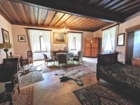 Im Schlafgemach des Schlosses in Sneznik liegen Bärenfelle auf dem Boden 