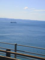 In der Ferne ein Segelschiff - sehr modern 