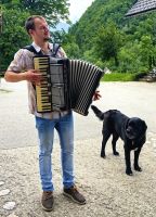 Selbstverständlich bekommen wir auch Krainer Musik live zu hören und der Hund tanzt mit