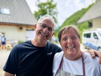 Andrej und Simona bewirten uns mit hausgemachten Spezialitäten in Bohinskjka Bistrica