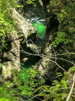 Die smaragdgrüne Mostnica fließt in der gleichnamigen Schlucht entlang