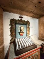 Die älteste Skulptur im Inneren ist das Haupt Johannes des Täufers