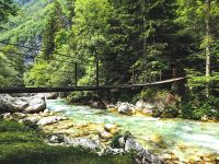 Hängebrücke über die Soca an der kleinen Kapelle im Nationalpark