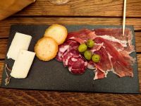 Spezialitäten aus Slowenien: Prsut, Krainer Wurst, geräucherter Käse und Schnittkäse