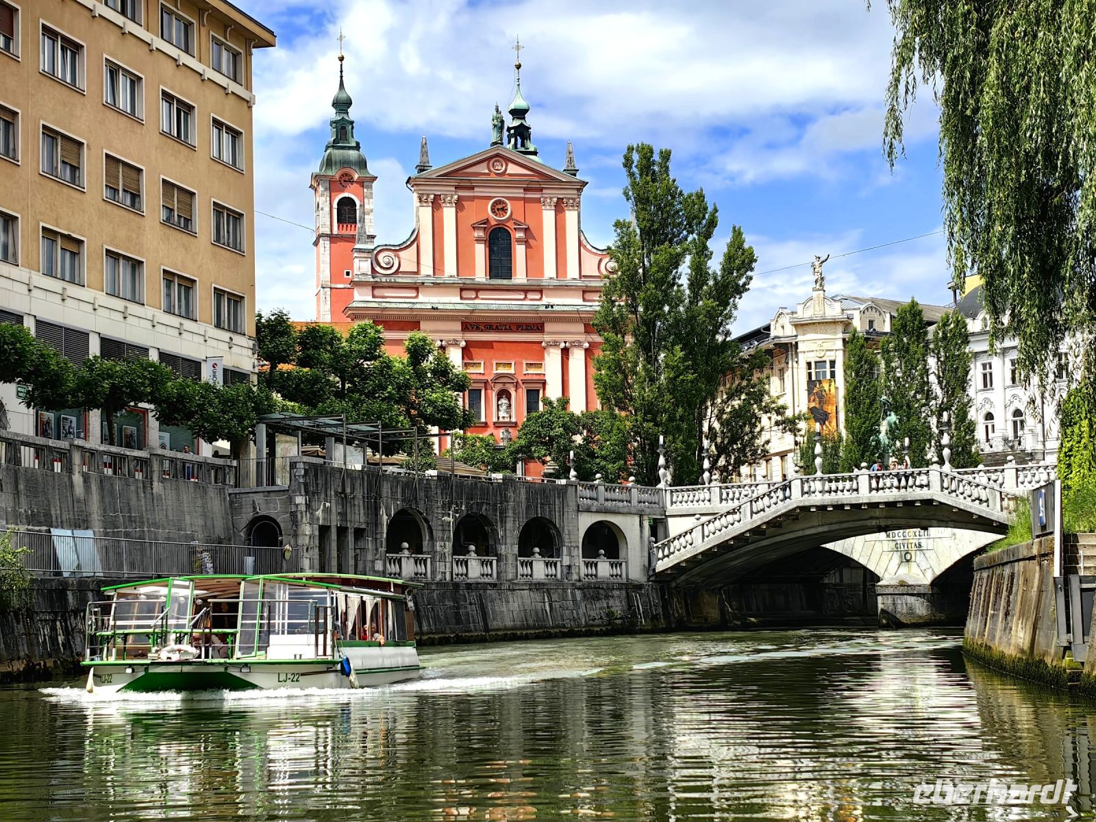 Mit diesen Booten kann man einen Ausflug in Ljubljana machen